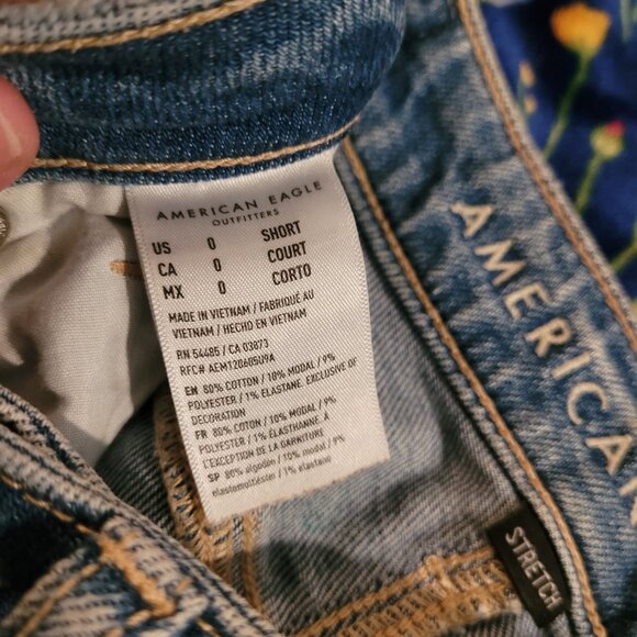 Boyfriend jeans - American Eagle size 0 Short - Picture 2 of 4